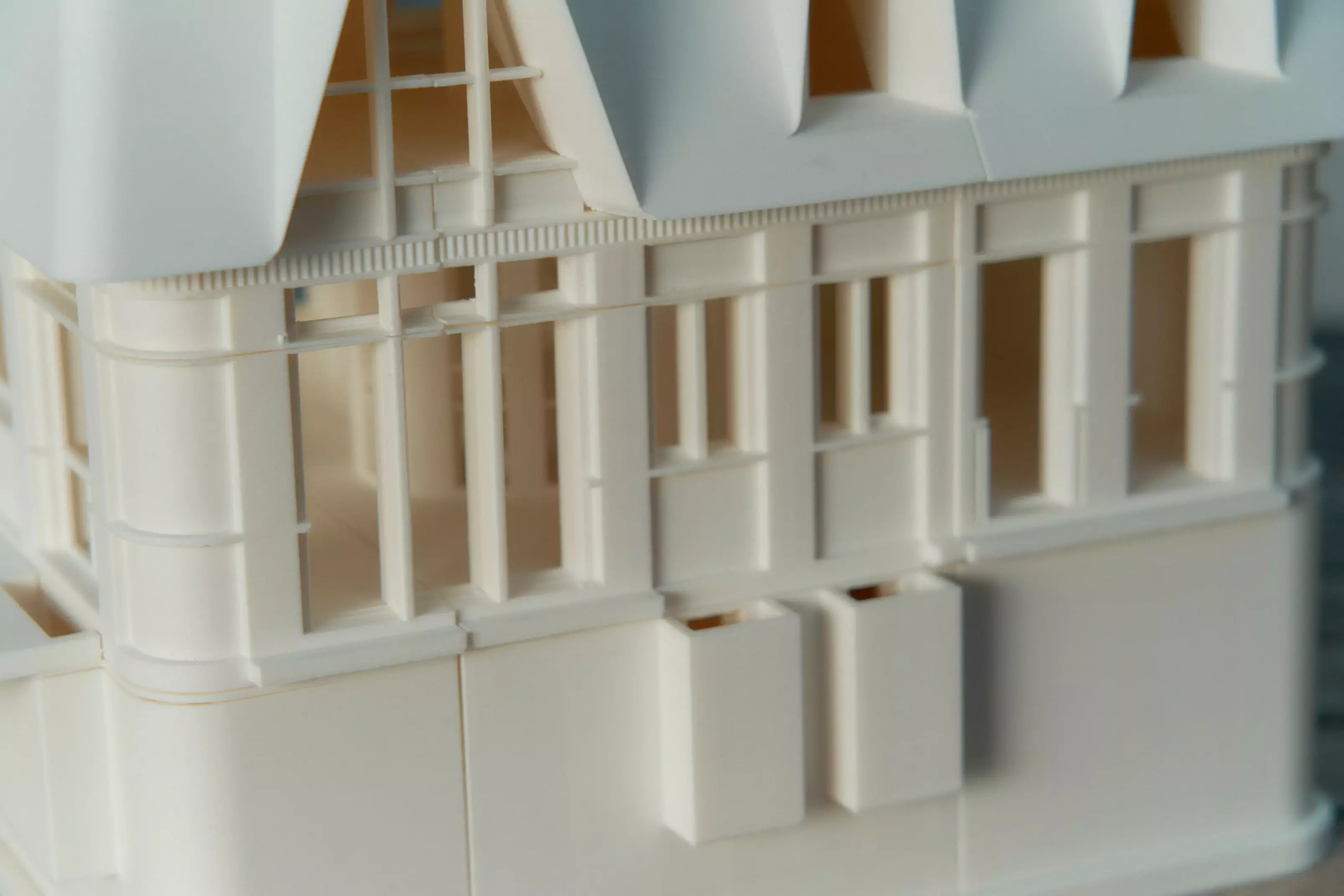 Nahaufnahme der Außenwand eines 3D-gedruckten modularen Hausmodells mit sichtbaren Strukturen und Details