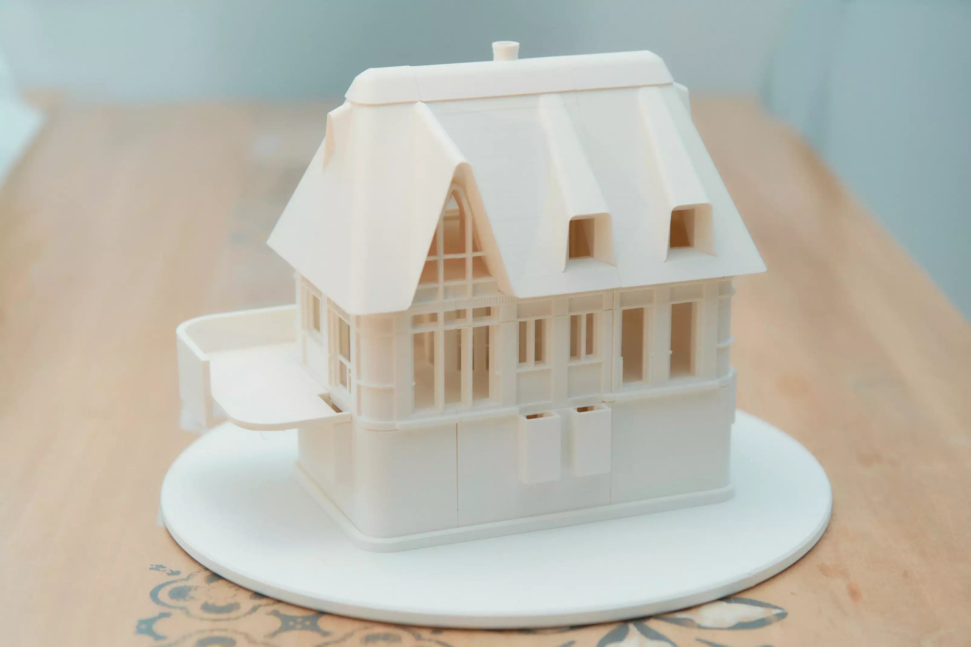 3D-Modell eines modularen Hauses aus 9 Teilen mit Fokus auf Wendeltreppe – Gesamtansicht frontal und leicht von oben mit separaten Dachteilen und Treppenausschnitt