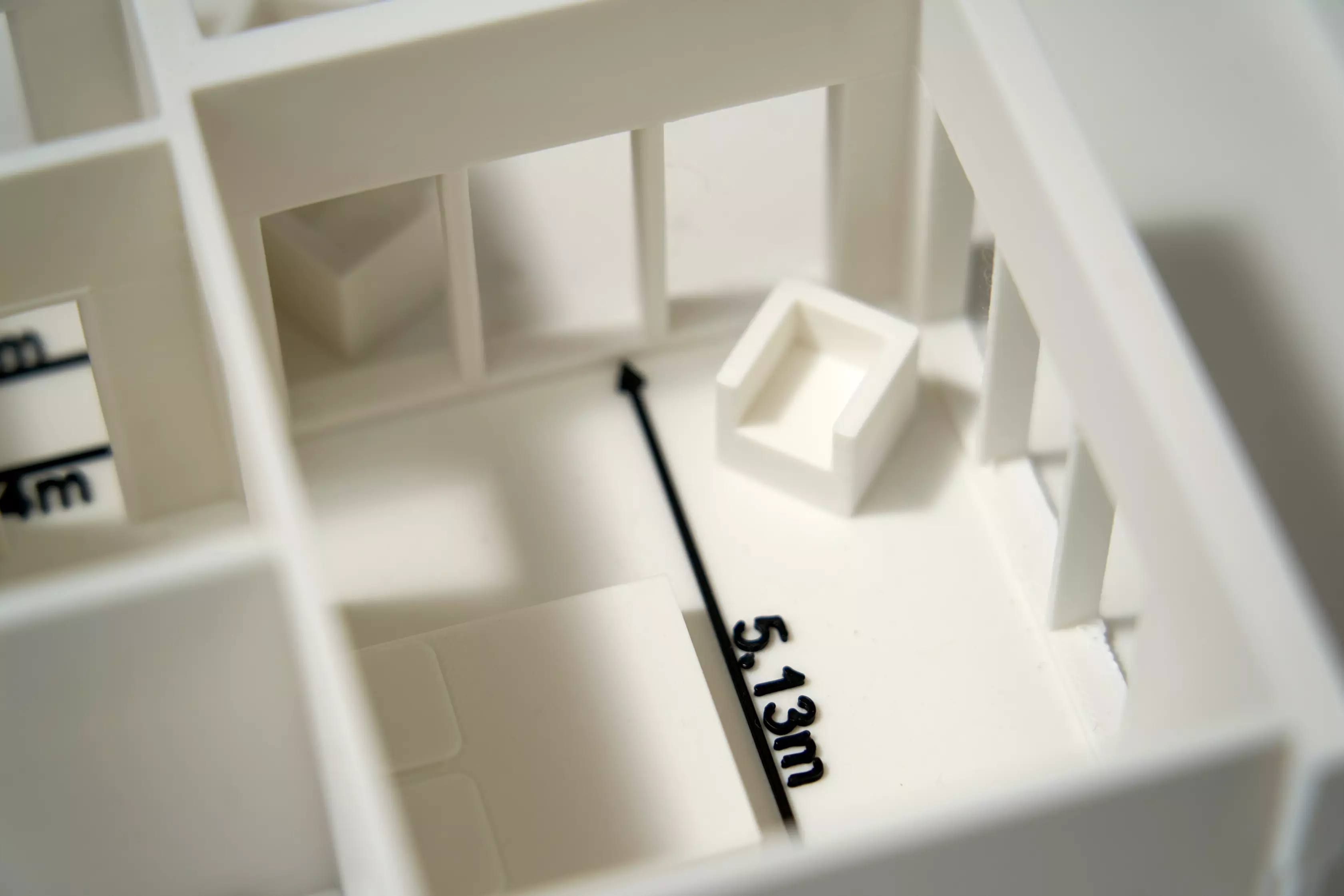 Nahaufnahme eines einzelnen Raums im 3D-Modell der modularen Villa mit gedruckten Maßangaben