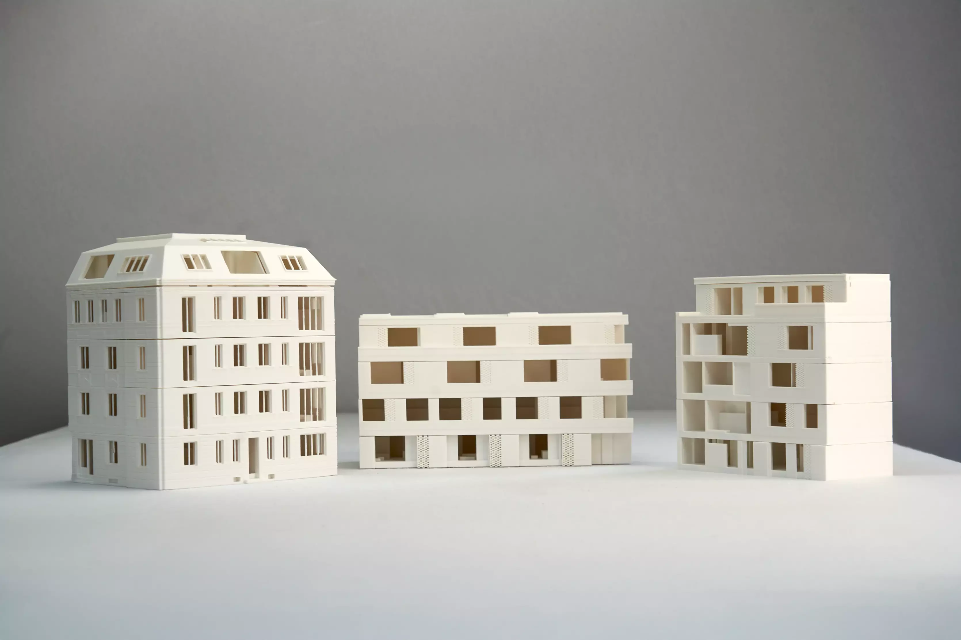 Modulares 3D-gedrucktes Modell eines Wohnblocks in München, in drei große Einzelteile zerlegt zur Darstellung des modularen Aufbaus